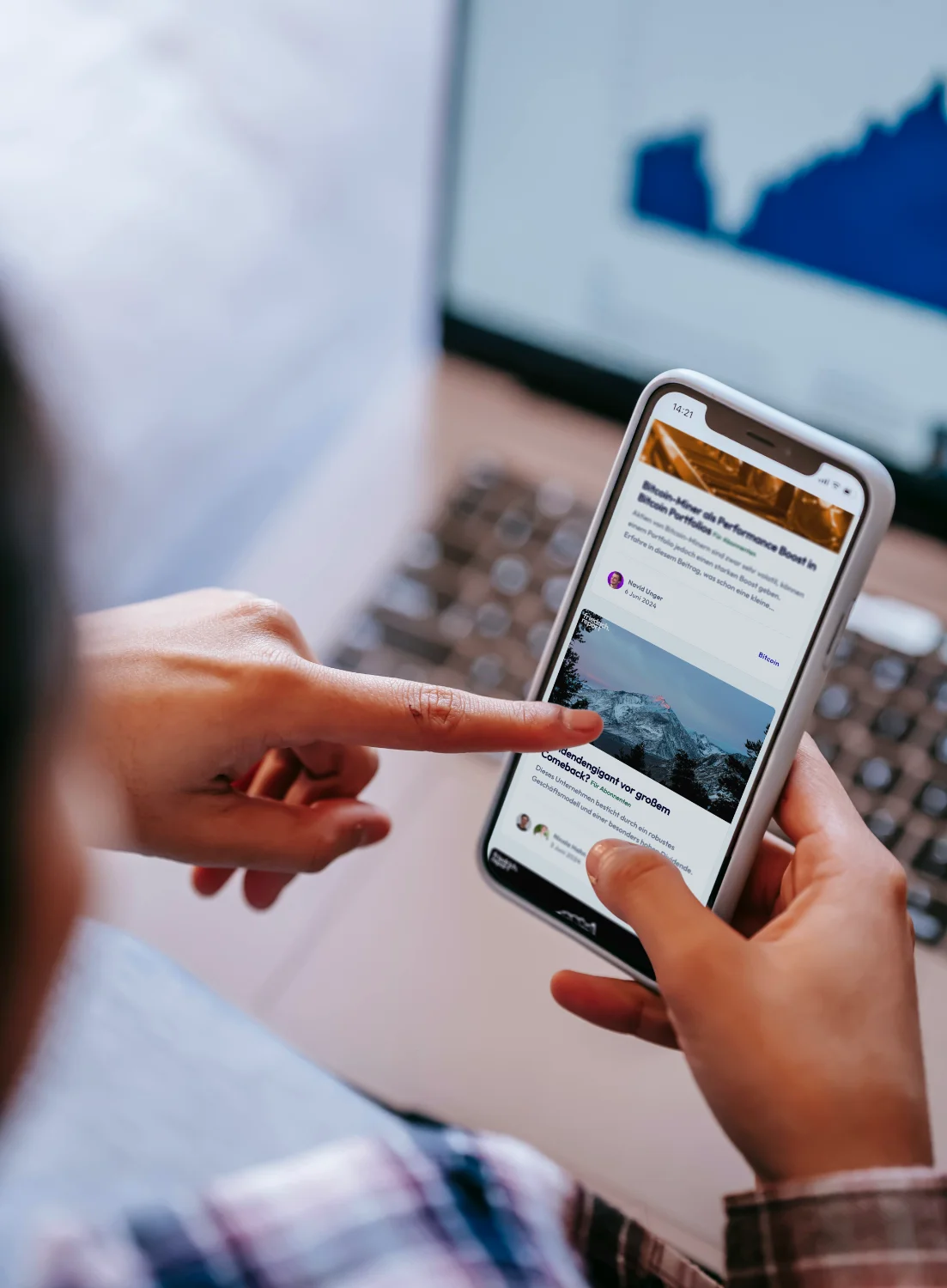 Eine Person hält ein Smartphone in der Hand